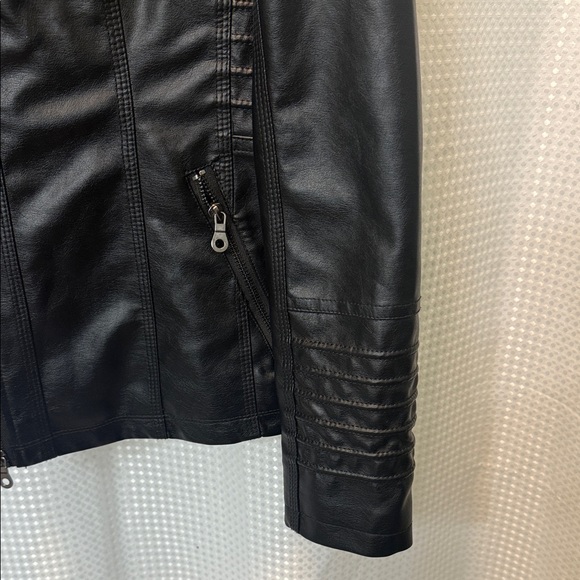 NWOT Women’s Black Hooded Faux Leather Jacket Xl - Moto Style - Picture 2 of 3